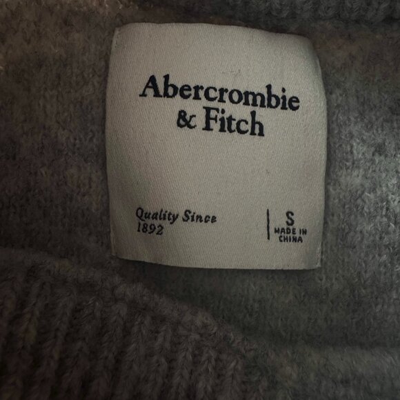 Light Grey and White Plaid Abercrombie & Fitch Women's Crewneck Sweater - Picture 4 of 4